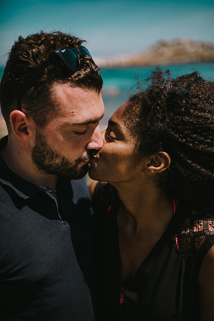 couple qui s'embrasse sur les Ile Lavezzi